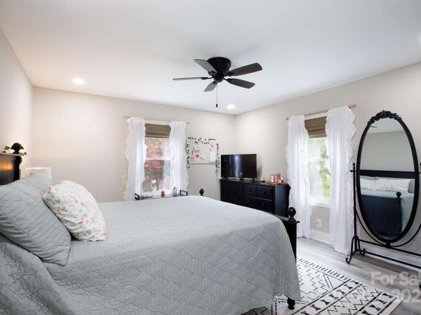 1423 New Hope Road, Gastonia, NC 28054.  MLS# CAR4255765, YatesRealty ID 13041. 