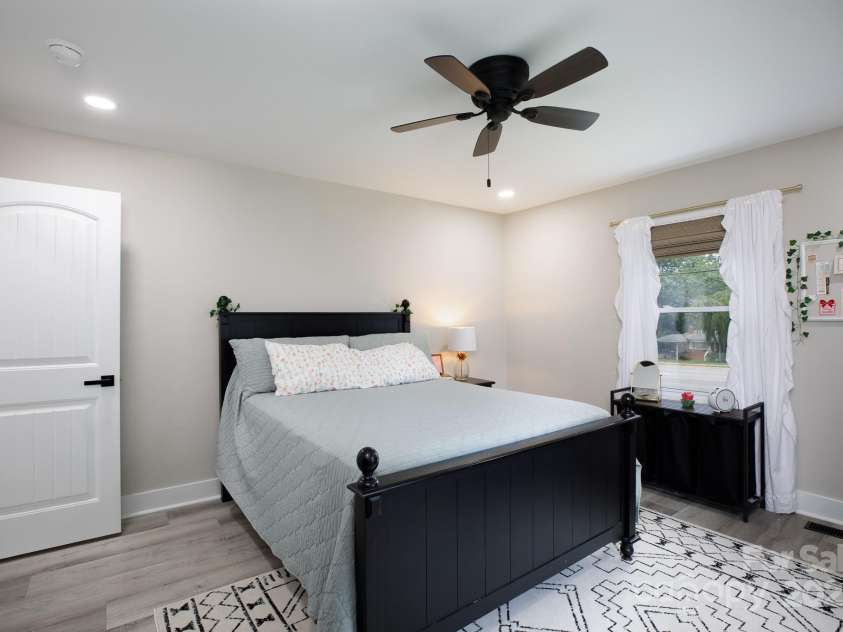 1423 New Hope Road, Gastonia, NC 28054.  MLS# CAR4255765, YatesRealty ID 13041. 