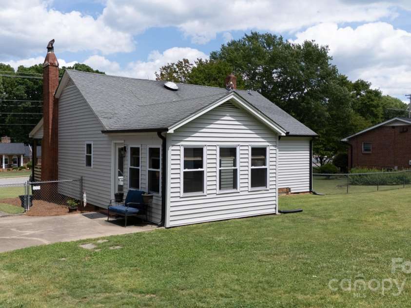 1423 New Hope Road, Gastonia, NC 28054.  MLS# CAR4255765, YatesRealty ID 13041. 