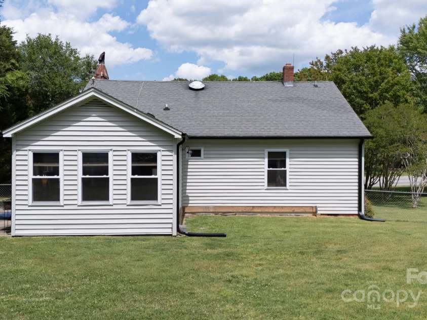 1423 New Hope Road, Gastonia, NC 28054.  MLS# CAR4255765, YatesRealty ID 13041. 