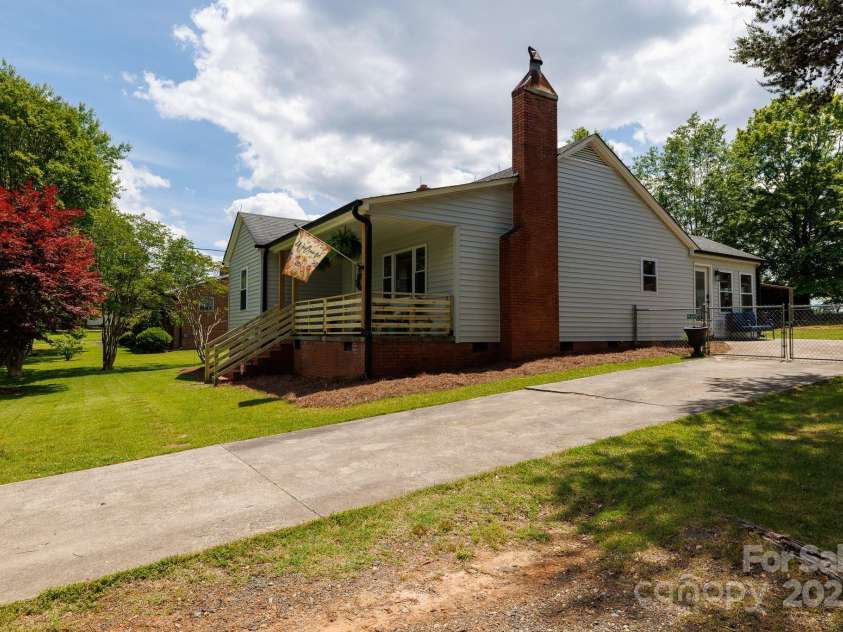 1423 New Hope Road, Gastonia, NC 28054.  MLS# CAR4255765, YatesRealty ID 13041. 