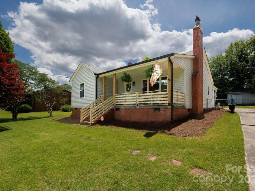 1423 New Hope Road, Gastonia, NC 28054.  MLS# CAR4255765, YatesRealty ID 13041. 