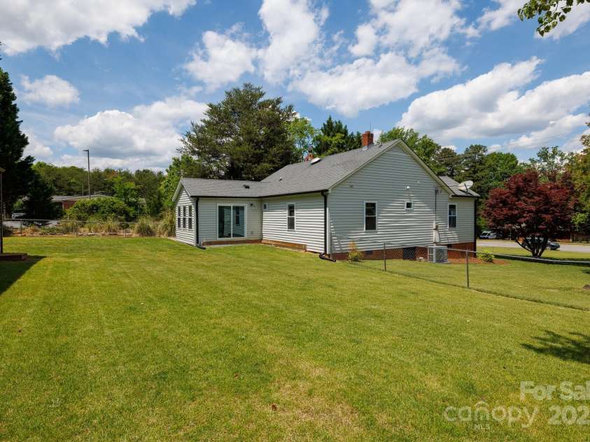 1423 New Hope Road, Gastonia, NC 28054.  MLS# CAR4255765, YatesRealty ID 13041. 