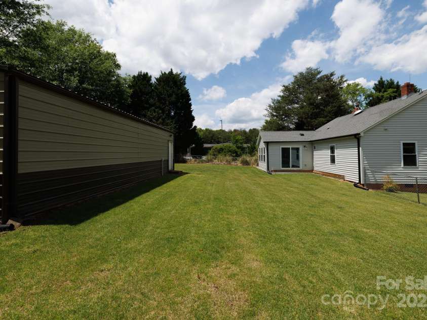 1423 New Hope Road, Gastonia, NC 28054.  MLS# CAR4255765, YatesRealty ID 13041. 
