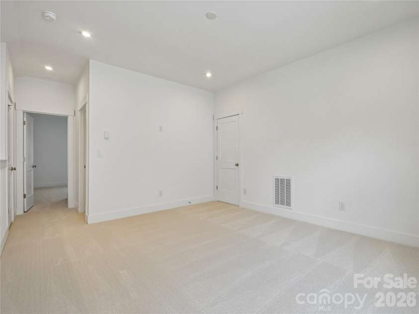 5321 Mint Harbor Way, Charlotte, NC 28269.  MLS# CAR4304757, YatesRealty ID 13042. Loft