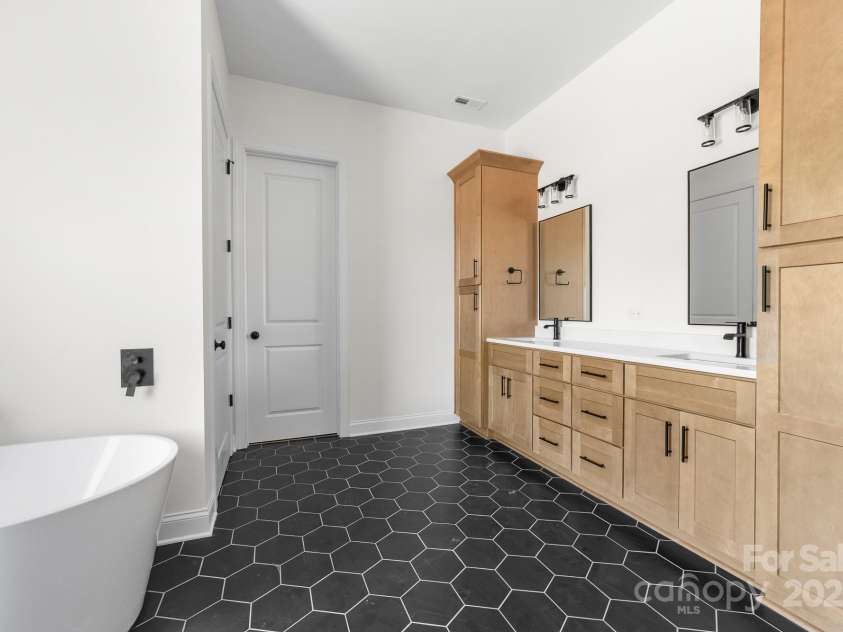 1037 Dameron Road, Bessemer City, NC 28016.  MLS# CAR4226755, YatesRealty ID 13043. Primary EnSuite Bathroom