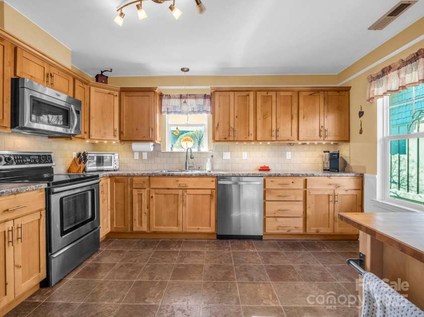 603 Fox Den Court, Hendersonville, NC 28792.  MLS# CAR4208774, YatesRealty ID 13046. 