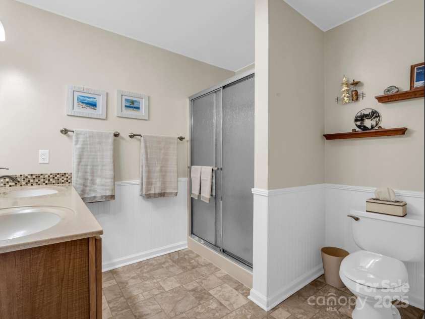 603 Fox Den Court, Hendersonville, NC 28792.  MLS# CAR4208774, YatesRealty ID 13046. Primary En-Suite Bathroom