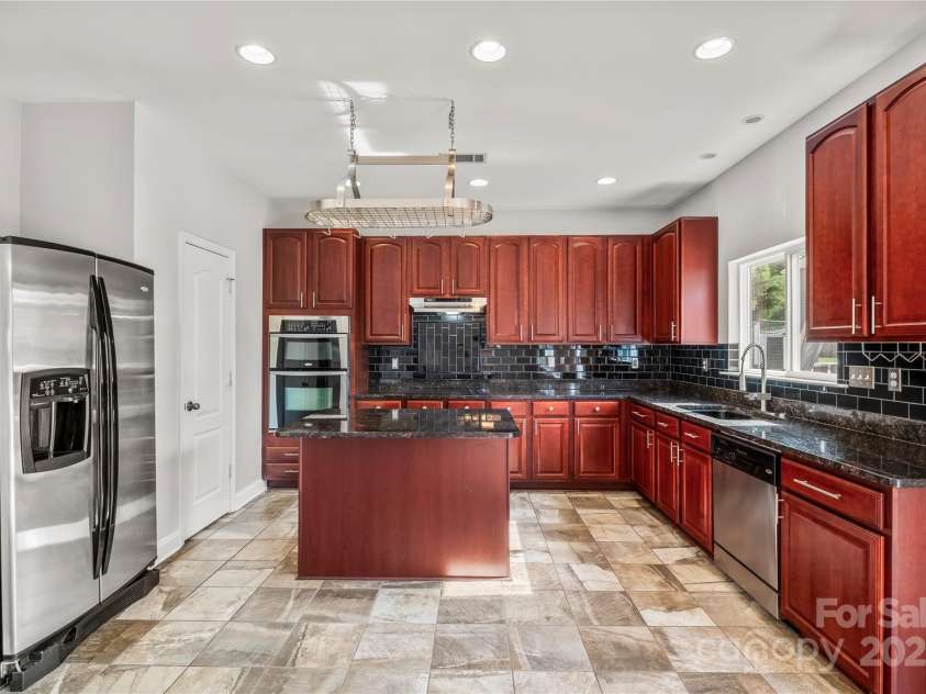 9414 Seamill Road, Charlotte, NC 28278.  MLS# CAR4253154, YatesRealty ID 13047. 