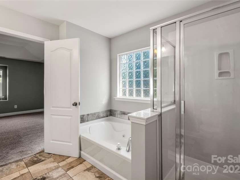 9414 Seamill Road, Charlotte, NC 28278.  MLS# CAR4253154, YatesRealty ID 13047. 