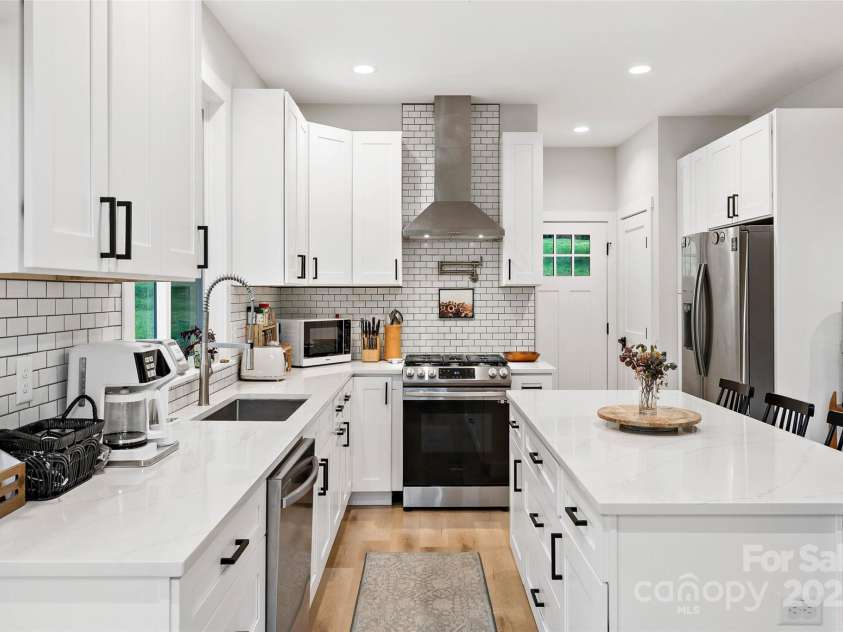 39 Holly Ridge Drive, Old Fort, NC 28762.  MLS# CAR4248406, YatesRealty ID 13049. Kitchen