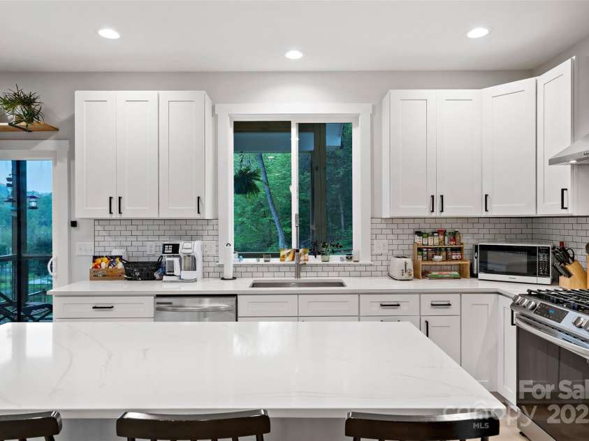 39 Holly Ridge Drive, Old Fort, NC 28762.  MLS# CAR4248406, YatesRealty ID 13049. Kitchen