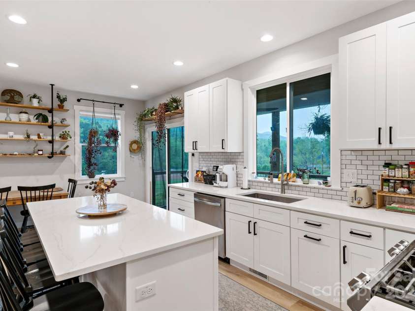 39 Holly Ridge Drive, Old Fort, NC 28762.  MLS# CAR4248406, YatesRealty ID 13049. Kitchen