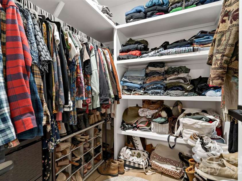 39 Holly Ridge Drive, Old Fort, NC 28762.  MLS# CAR4248406, YatesRealty ID 13049. Primary walk-in closet