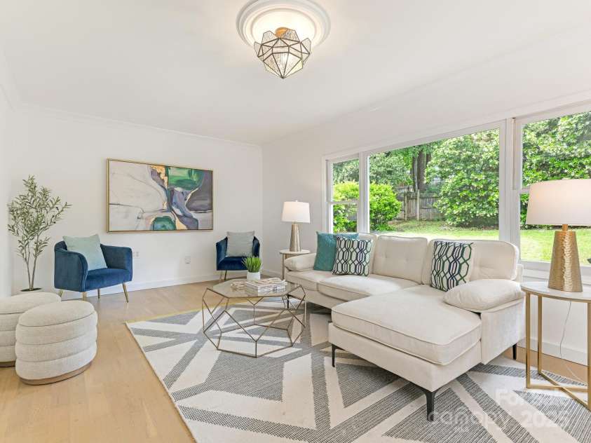 716 Ellsworth Road, Charlotte, NC 28211.  MLS# CAR4253231, YatesRealty ID 13051. Family Room