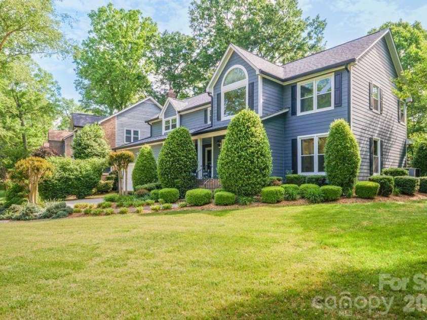 12504 Cliffcreek Drive, Huntersville, NC 28078.  MLS# CAR4370669, YatesRealty ID 13055. Angled from side yard view
