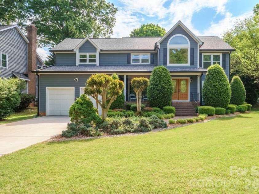12504 Cliffcreek Drive, Huntersville, NC 28078.  MLS# CAR4370669, YatesRealty ID 13055. Large front yard