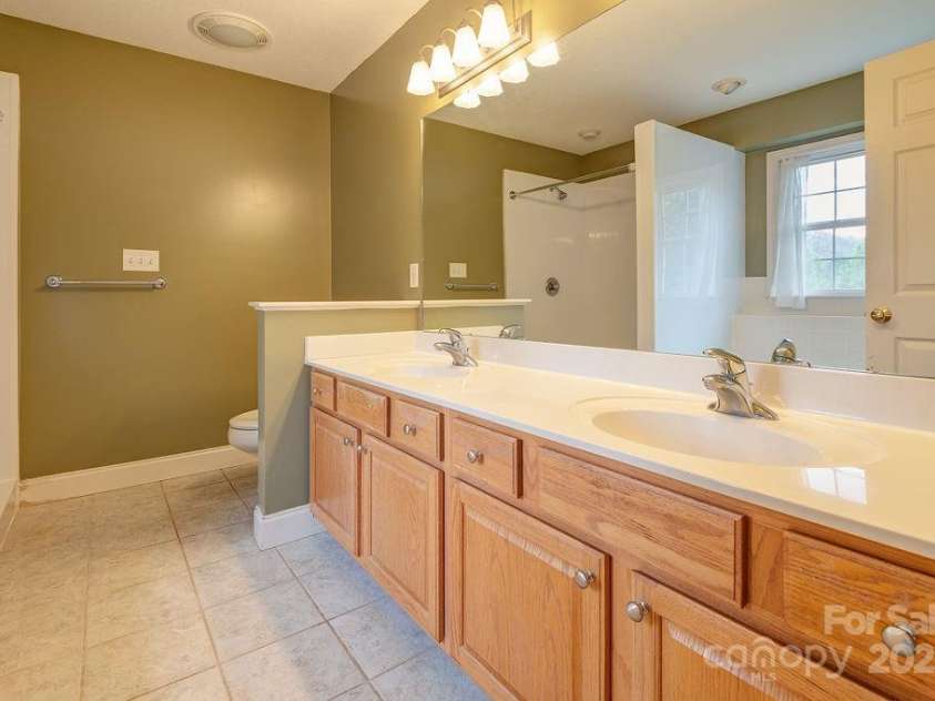 104 Double Brook Drive, Weaverville, NC 28787.  MLS# CAR4245056, YatesRealty ID 13057. Primary en suite bathroom
