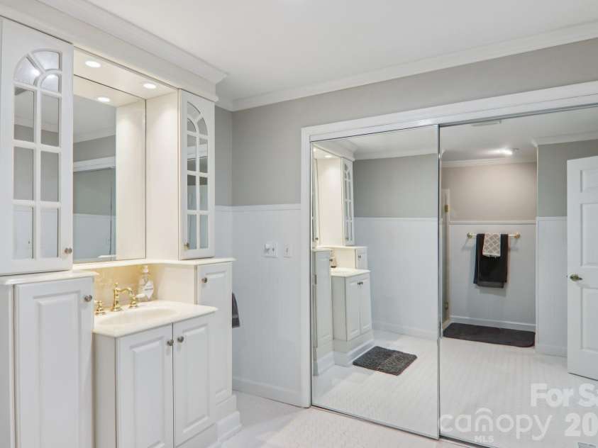 1601 Fleetwood Plaza, Hendersonville, NC 28739.  MLS# CAR4352883, YatesRealty ID 13058. Primary Bathroom