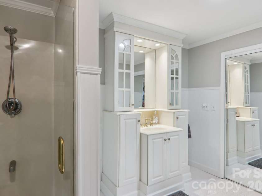 1601 Fleetwood Plaza, Hendersonville, NC 28739.  MLS# CAR4352883, YatesRealty ID 13058. Primary Bathroom