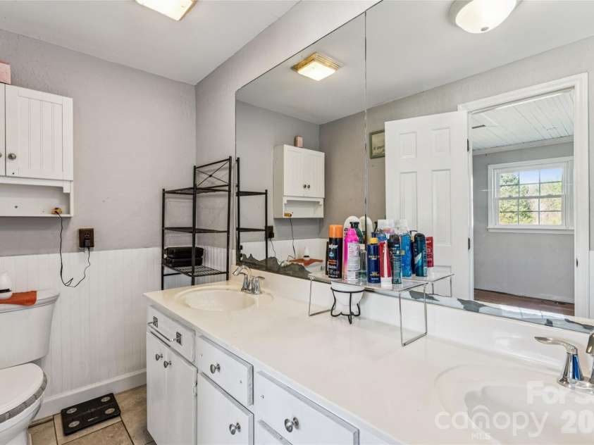2089 Gastonia Highway, Lincolnton, NC 28092.  MLS# CAR4350525, YatesRealty ID 13060. Primary Bath
