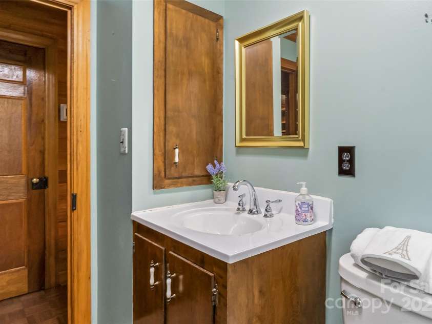 536 Brookhaven Road, Statesville, NC 28625.  MLS# CAR4255723, YatesRealty ID 13060. Main-Level Bath