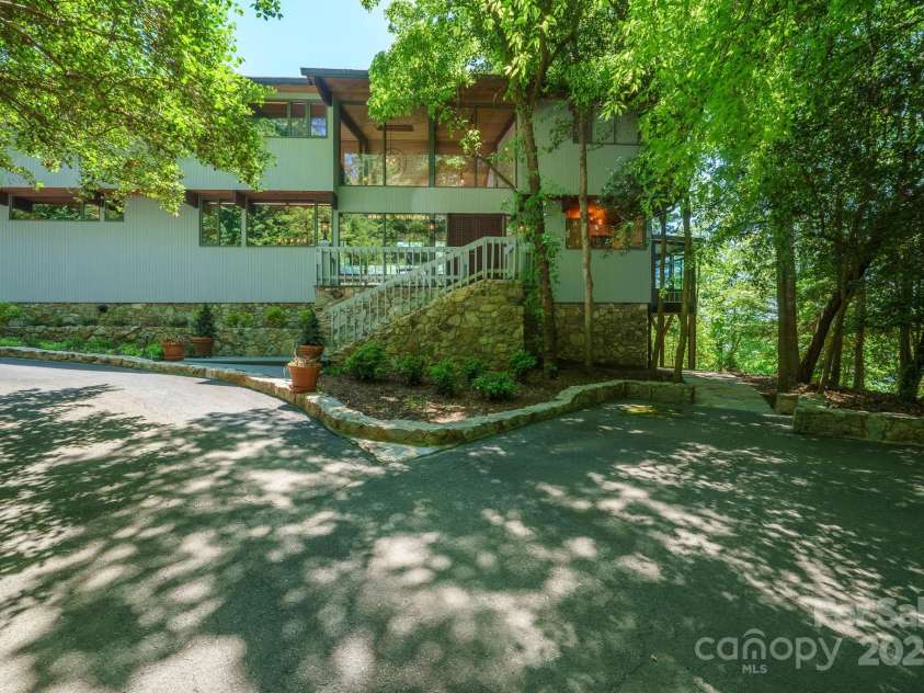 3165 Laurel Ridge Road, Hickory, NC 28601.  MLS# CAR4251979, YatesRealty ID 13061. 