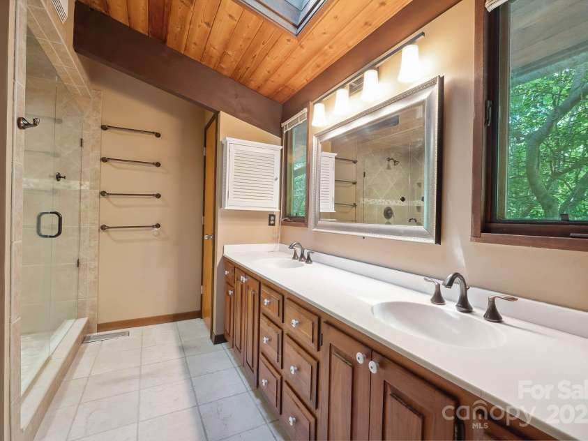 3165 Laurel Ridge Road, Hickory, NC 28601.  MLS# CAR4251979, YatesRealty ID 13061. 