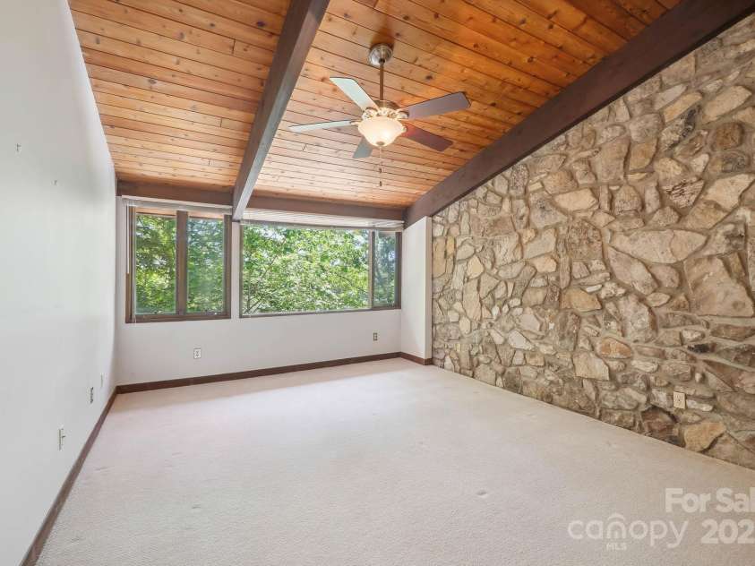 3165 Laurel Ridge Road, Hickory, NC 28601.  MLS# CAR4251979, YatesRealty ID 13061. 