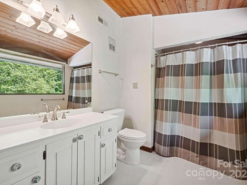 3165 Laurel Ridge Road, Hickory, NC 28601.  MLS# CAR4251979, YatesRealty ID 13061. 