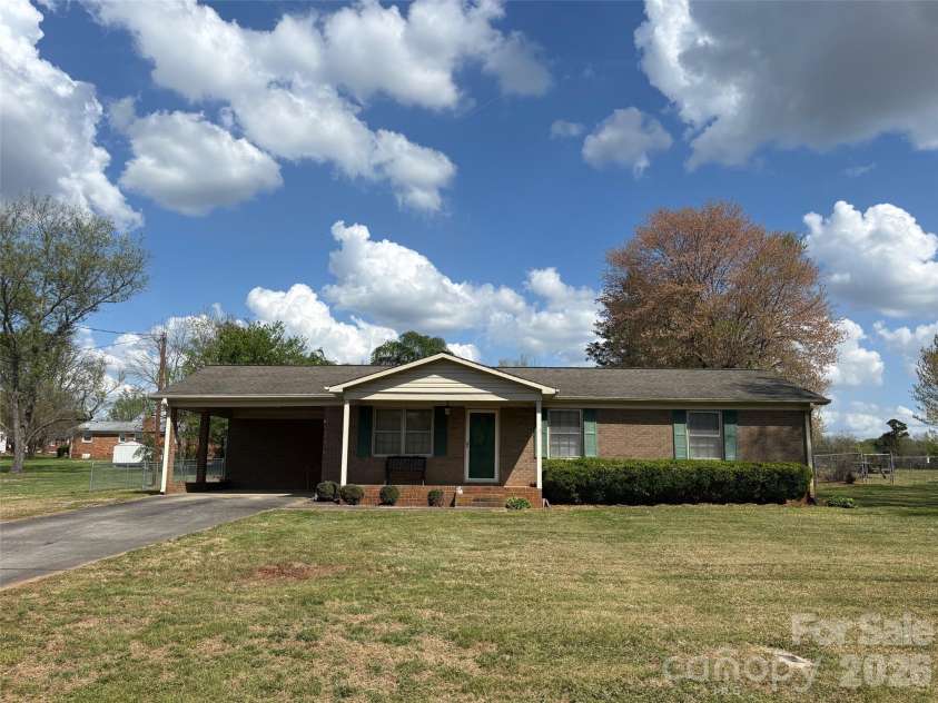 136 Devon Lane, Statesville, NC 28625.  MLS# CAR4346534, YatesRealty ID 13062. 