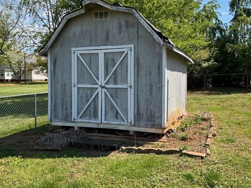 136 Devon Lane, Statesville, NC 28625.  MLS# CAR4346534, YatesRealty ID 13062. 