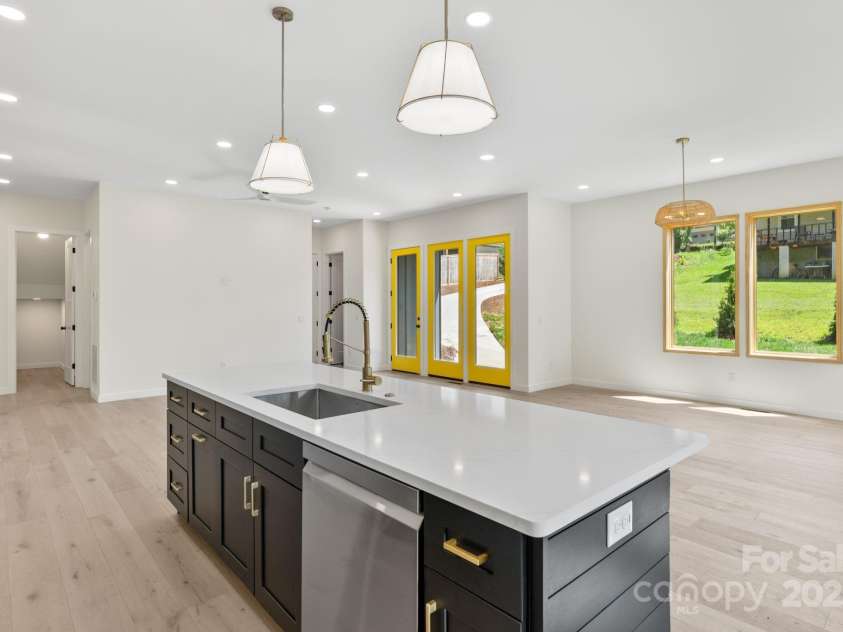 167 Hudson Street, Asheville, NC 28806.  MLS# CAR4247993, YatesRealty ID 13064. 
