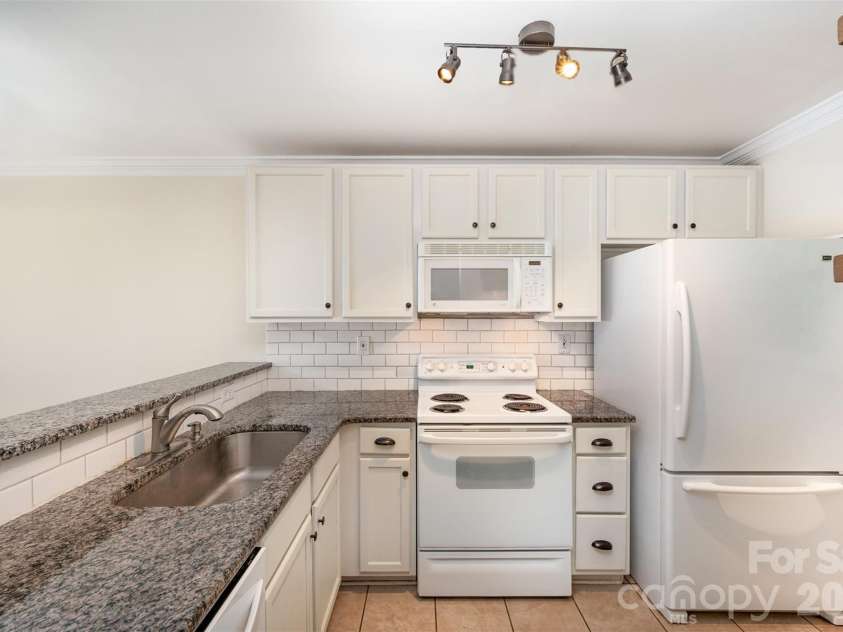1218 Green Oaks Lane, Charlotte, NC 28205.  MLS# CAR4367673, YatesRealty ID 13065. 