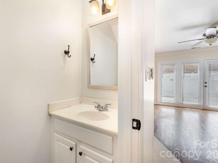 1218 Green Oaks Lane, Charlotte, NC 28205.  MLS# CAR4367673, YatesRealty ID 13065. 