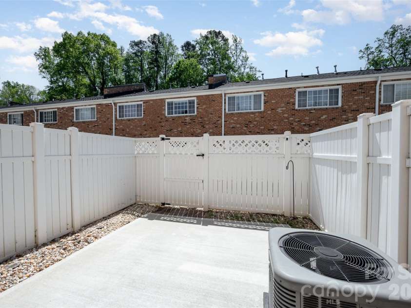 1218 Green Oaks Lane, Charlotte, NC 28205.  MLS# CAR4367673, YatesRealty ID 13065. 