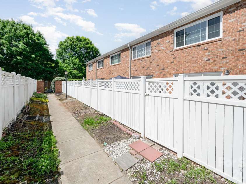 1218 Green Oaks Lane, Charlotte, NC 28205.  MLS# CAR4367673, YatesRealty ID 13065. 