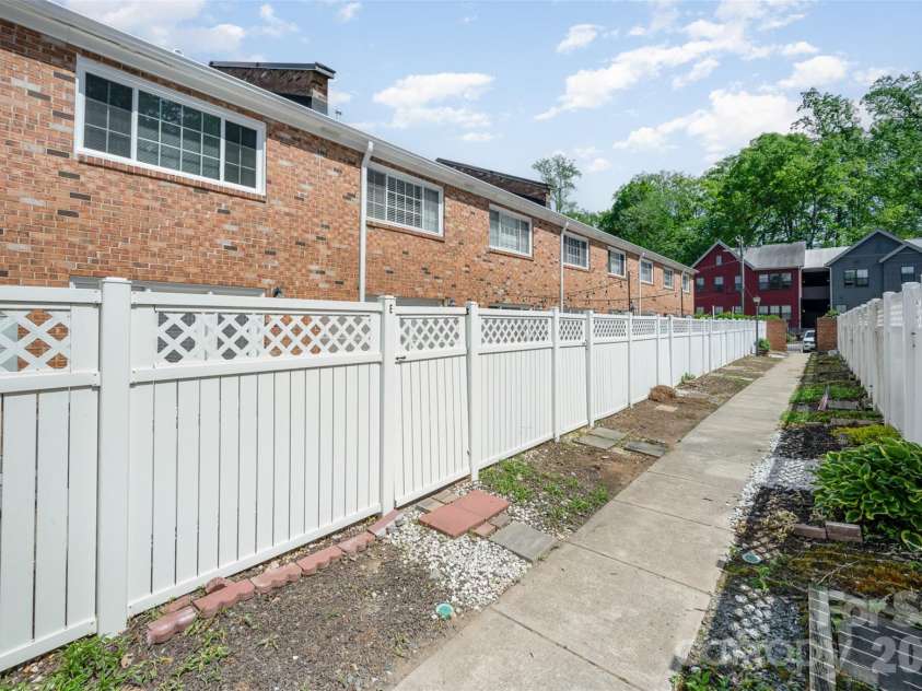 1218 Green Oaks Lane, Charlotte, NC 28205.  MLS# CAR4367673, YatesRealty ID 13065. 