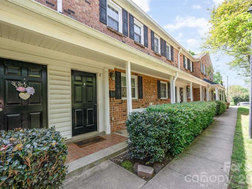 1218 Green Oaks Lane, Charlotte, NC 28205.  MLS# CAR4367673, YatesRealty ID 13065. 
