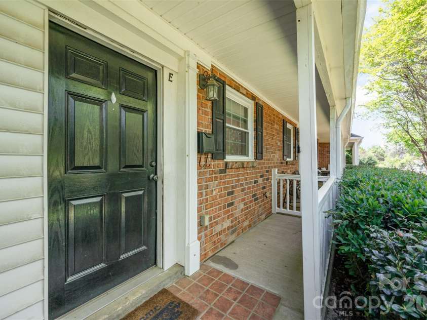 1218 Green Oaks Lane, Charlotte, NC 28205.  MLS# CAR4367673, YatesRealty ID 13065. 