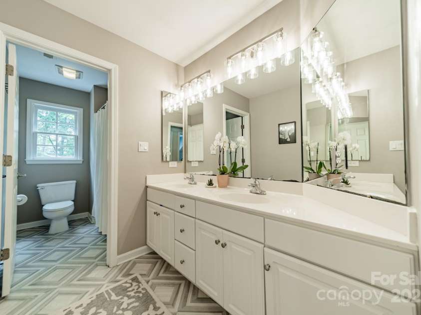 2907 Notchview Court, Charlotte, NC 28210.  MLS# CAR4257464, YatesRealty ID 13068. Hall Bath