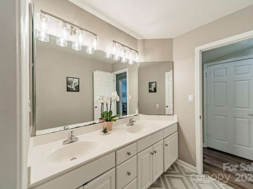 2907 Notchview Court, Charlotte, NC 28210.  MLS# CAR4257464, YatesRealty ID 13068. Hall Bath