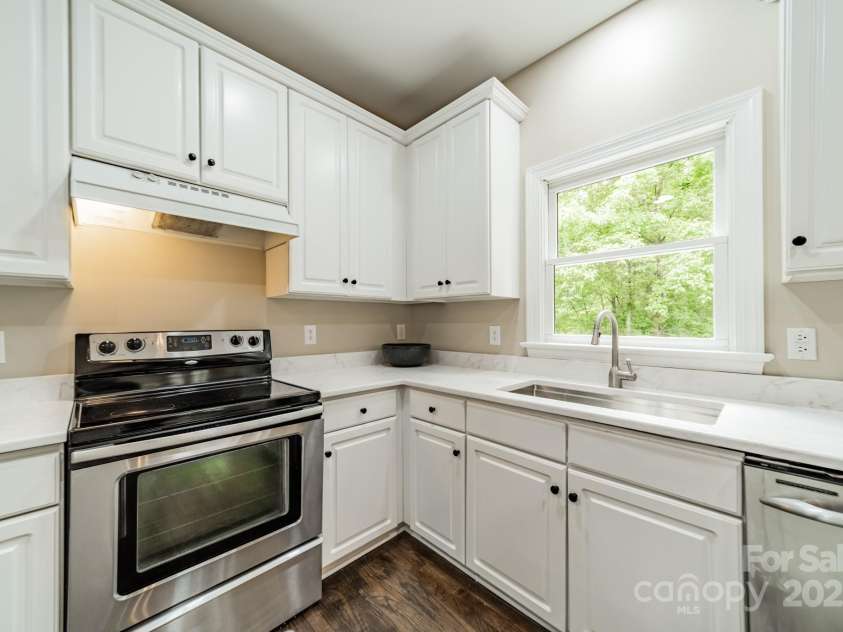 2907 Notchview Court, Charlotte, NC 28210.  MLS# CAR4257464, YatesRealty ID 13068. Kitchen