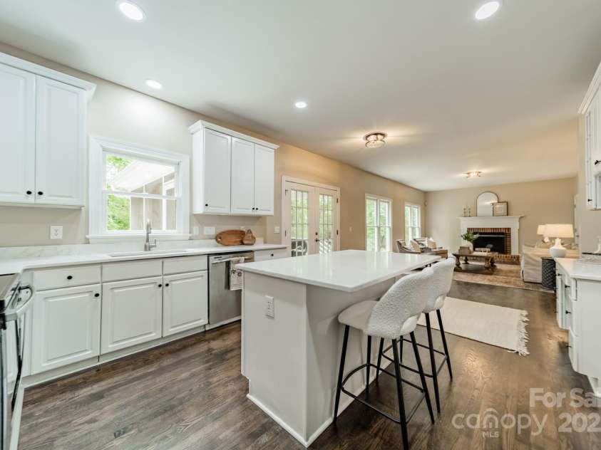 2907 Notchview Court, Charlotte, NC 28210.  MLS# CAR4257464, YatesRealty ID 13068. Kitchen
