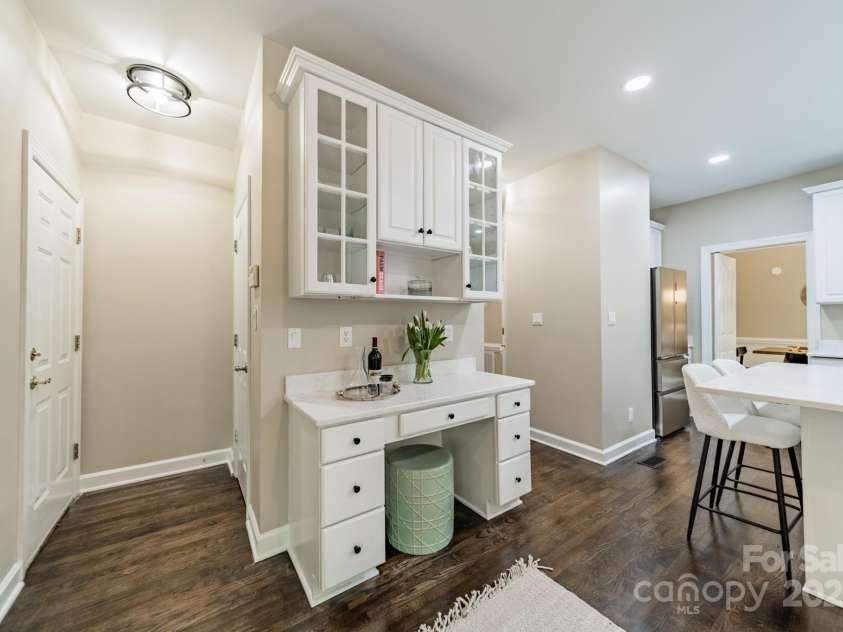 2907 Notchview Court, Charlotte, NC 28210.  MLS# CAR4257464, YatesRealty ID 13068. Kitchen/Entry to Garage