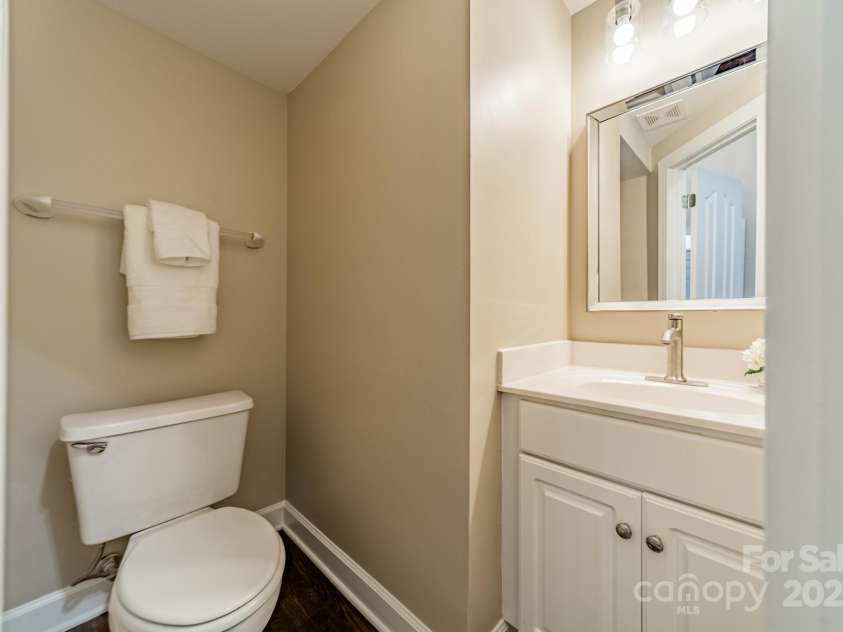 2907 Notchview Court, Charlotte, NC 28210.  MLS# CAR4257464, YatesRealty ID 13068. Powder Room