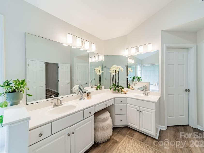 2907 Notchview Court, Charlotte, NC 28210.  MLS# CAR4257464, YatesRealty ID 13068. Primary Bath