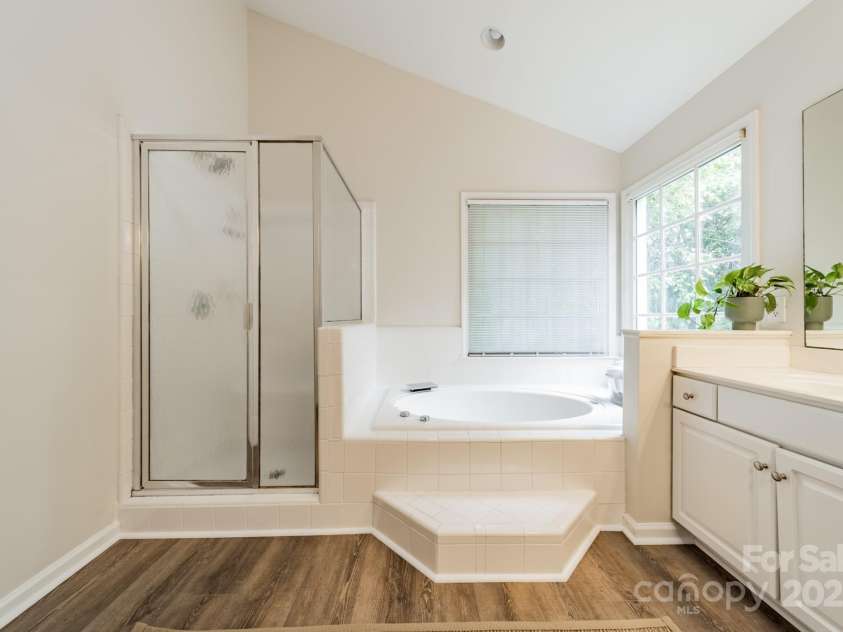 2907 Notchview Court, Charlotte, NC 28210.  MLS# CAR4257464, YatesRealty ID 13068. Primary Bath