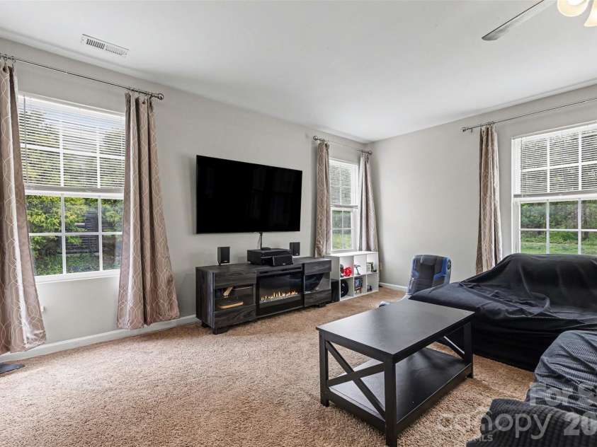 1038 Chalk Hill Lane, Charlotte, NC 28214.  MLS# CAR4363237, YatesRealty ID 13069. 