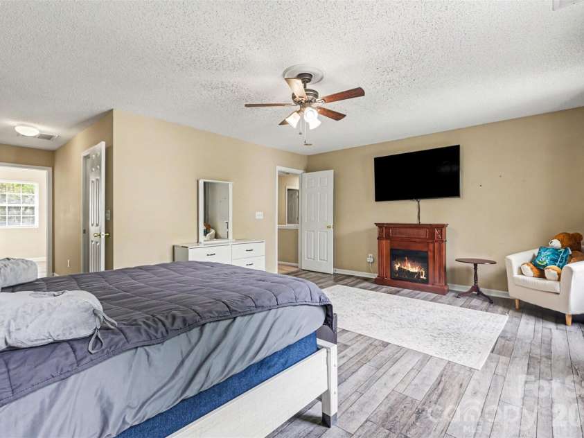 1038 Chalk Hill Lane, Charlotte, NC 28214.  MLS# CAR4363237, YatesRealty ID 13069. 